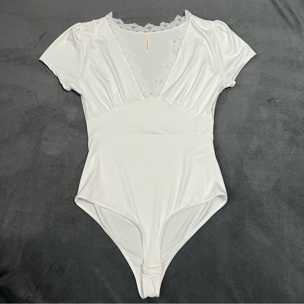 Chocolate Lace Trim White V-Neck Puff Sleeve Bodysuit Size M